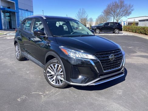 Used 2021 Nissan Kicks SV image 1