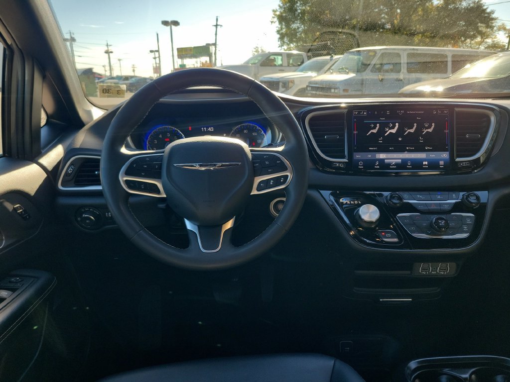 Used 2025 Chrysler Pacifica Select FWD image 15