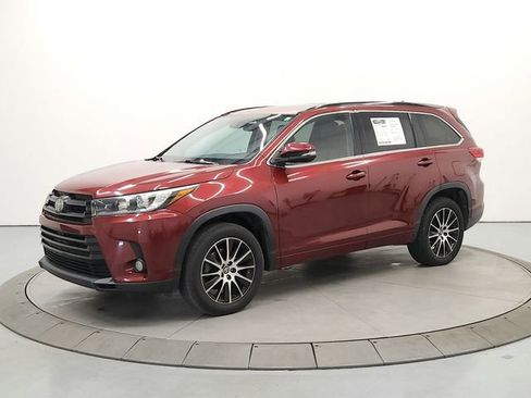 Used 2017 Toyota Highlander SE FWD image 3