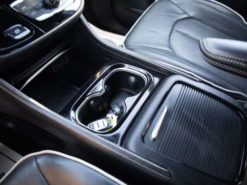 Used 2023 Chrysler Pacifica Limited w/ S Appearance Package image 16