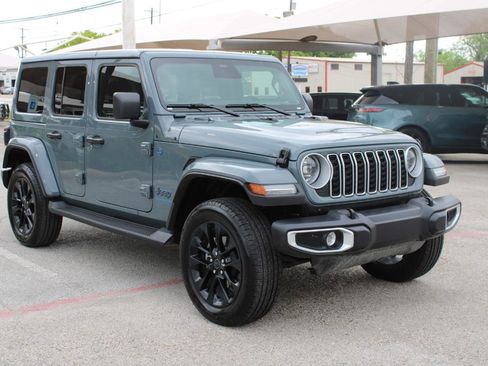 Used 2025 Jeep Wrangler Sahara image 2