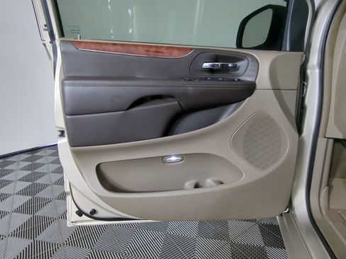 Used 2013 Chrysler Town & Country Touring FWD image 29