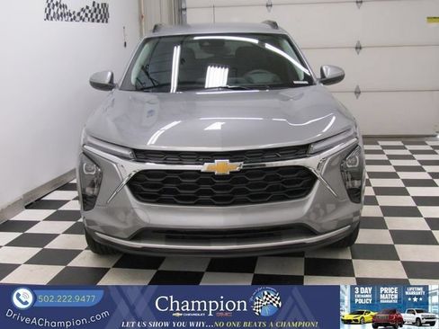 Certified 2025 Chevrolet Trax LT FWD image 2