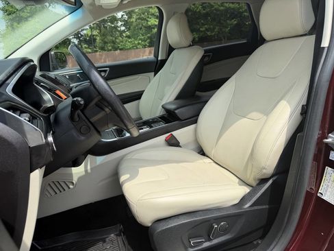 Used 2019 Ford Edge Titanium w/ Equipment Group 301A FWD image 4