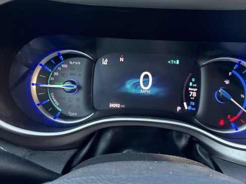 Used 2024 Chrysler Pacifica Limited FWD image 8