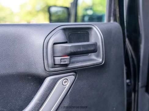 Used 2017 Jeep Wrangler Unlimited Rubicon w/ Connectivity Group AWD/4WD image 42