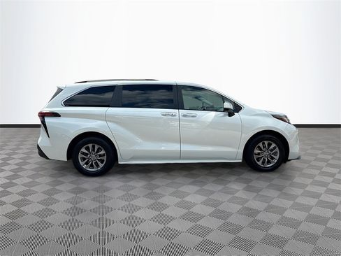 Used 2022 Toyota Sienna XLE image 5