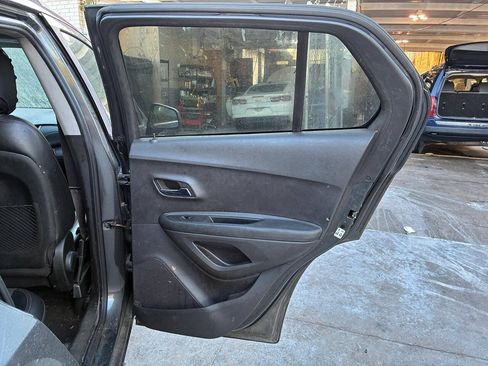 Used 2019 Chevrolet Trax LT w/ LT Convenience Package FWD image 14