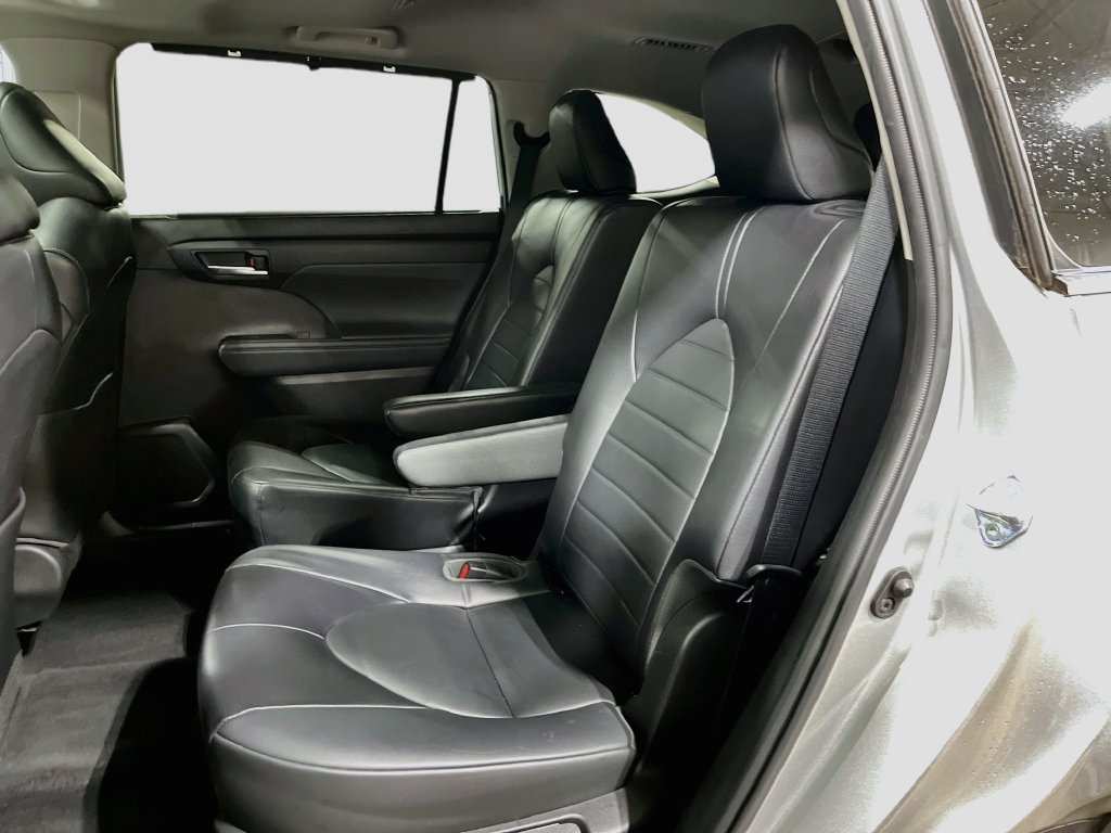 Used 2022 Toyota Highlander XLE FWD image 30