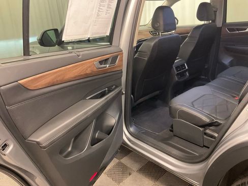 Used 2025 Volkswagen Atlas SE AWD/4WD image 24