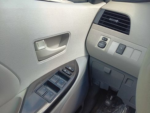 Used 2012 Toyota Sienna LE FWD image 20