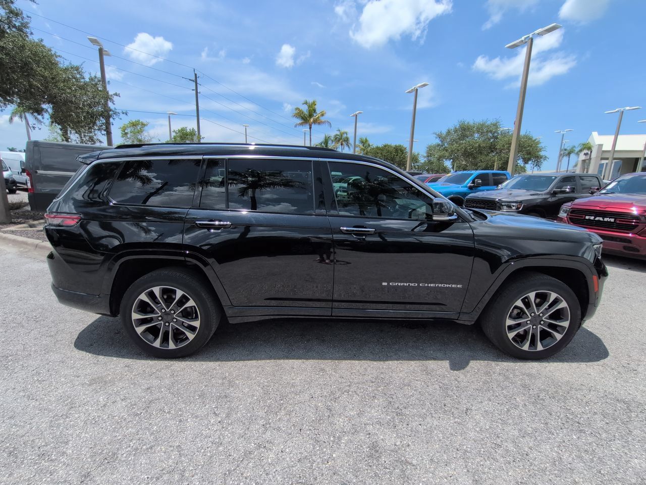 Used 2021 Jeep Grand Cherokee L Overland w/ Luxury Tech Group IV RWD image 4