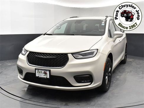 Used 2021 Chrysler Pacifica Touring-L w/ Premium & Safety Sphere Group image 2