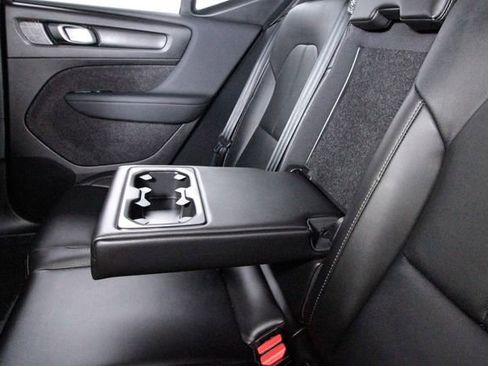 Certified 2025 Volvo XC40 B5 Core image 25