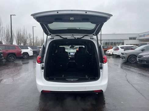 New 2026 Chrysler Pacifica Select image 5