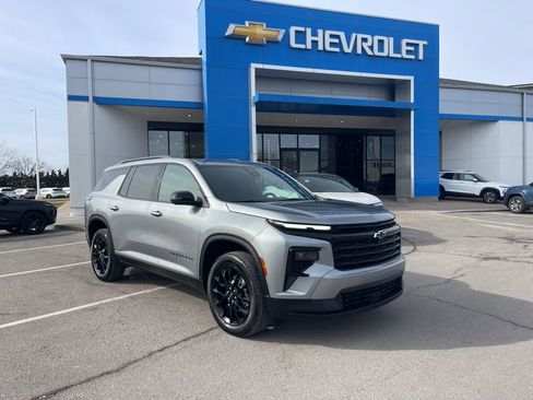 Used 2025 Chevrolet Traverse LT w/ Midnight/Sport Edition image 1