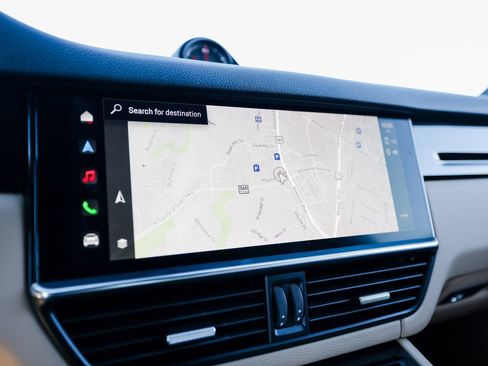 Certified 2023 Porsche Cayenne Platinum Edition image 18