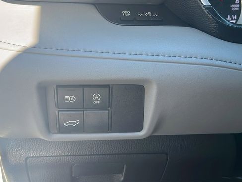 Used 2023 Toyota Highlander XLE image 16