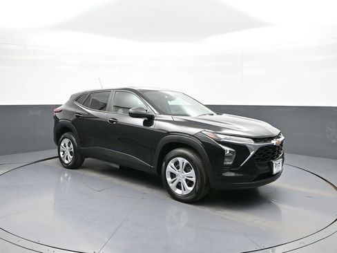 Used 2024 Chevrolet Trax LS w/ Driver Confidence Package FWD image 4