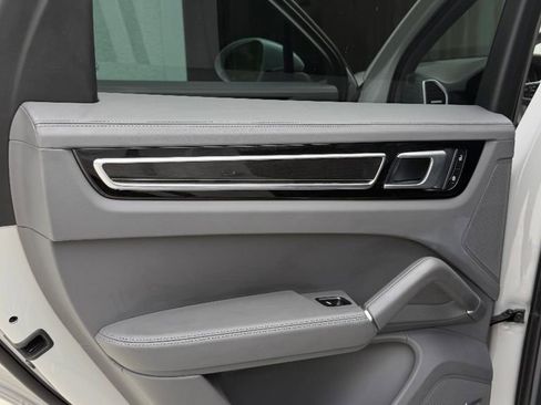 Used 2022 Porsche Cayenne E-Hybrid image 10