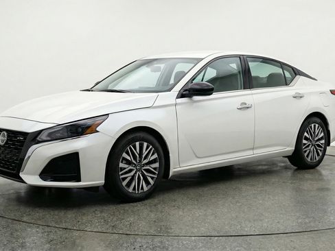 Used 2025 Nissan Altima 2.5 SV image 3