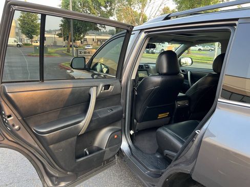 Used 2011 Toyota Highlander SE w/ Tow Pkg AWD/4WD image 7