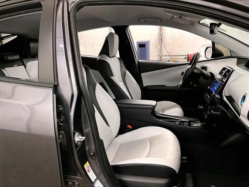 Used 2020 Toyota Prius XLE w/ Carpet Mat Package AWD/4WD image 7