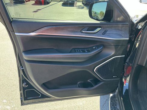 Used 2022 Jeep Grand Cherokee Limited w/ Luxury Tech Group II image 15