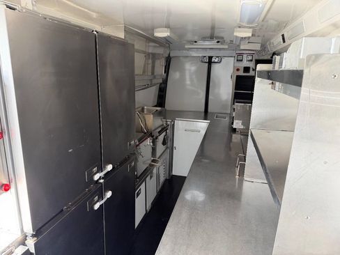 Used 2022 Mercedes-Benz Sprinter 4500 w/ Parking Package image 13