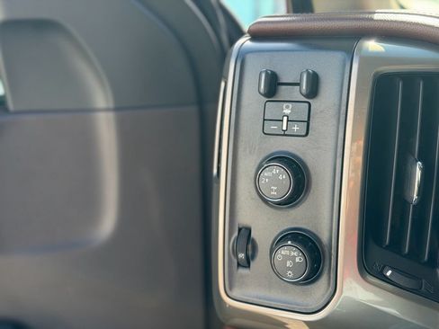 Used 2015 Chevrolet Silverado 1500 High Country w/ High Country Premium Package AWD/4WD image 18