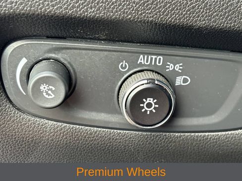Used 2022 Chevrolet Traverse LT FWD image 10