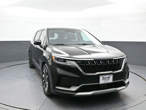 Used 2023 Kia Carnival EX image 3