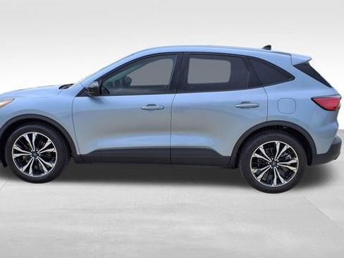 Used 2022 Ford Escape SE w/ SE Sport Appearance Package image 4