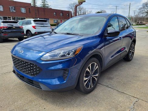 Used 2022 Ford Escape SE w/ SE Sport Appearance Package FWD image 3