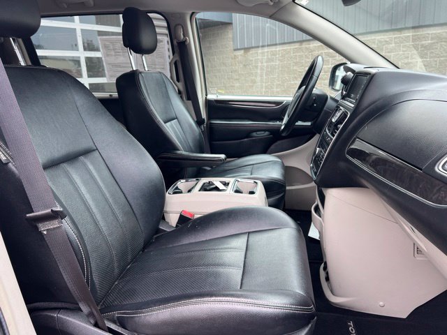 Used 2016 Chrysler Town & Country Touring-L w/ Driver Convenience Group FWD image 11