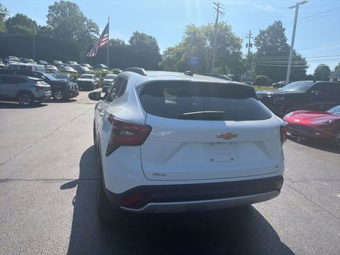 Used 2024 Chevrolet Trax LT w/ Driver Confidence Package FWD image 4