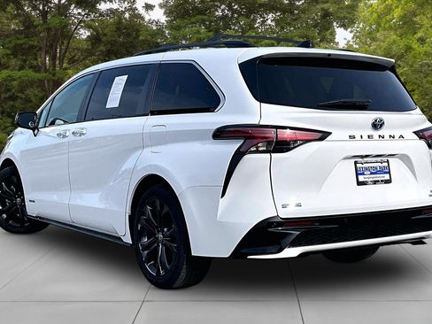 Used 2021 Toyota Sienna XSE w/ XSE Plus Package image 4