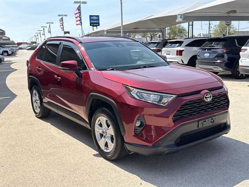 Used 2019 Toyota RAV4 XLE w/ Convenience Package FWD image 2