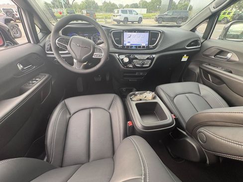 New 2026 Chrysler Pacifica Select FWD image 11