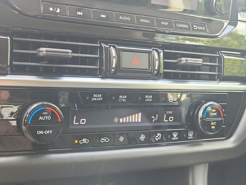 Used 2022 Nissan Pathfinder SL FWD image 23