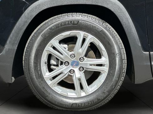 Used 2024 GMC Terrain SLE FWD image 25