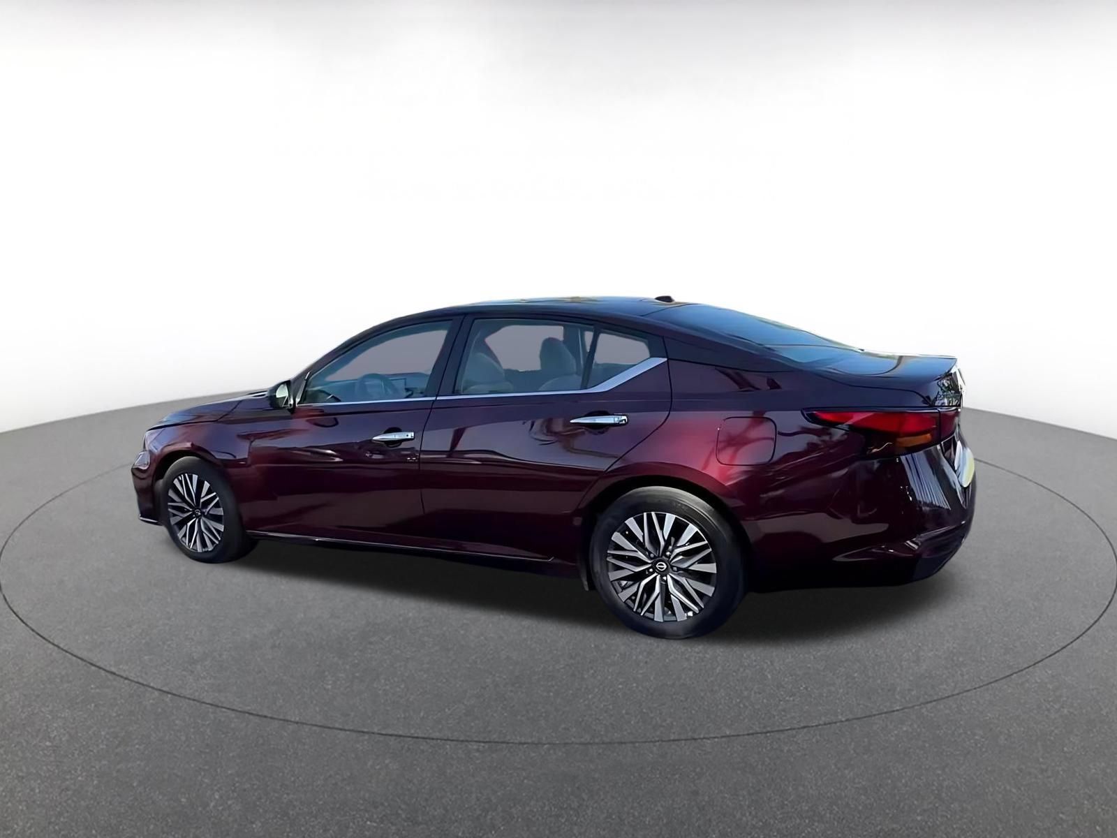 Used 2025 Nissan Altima 2.5 SV FWD image 8