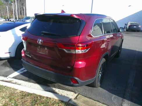 Used 2017 Toyota Highlander SE image 7