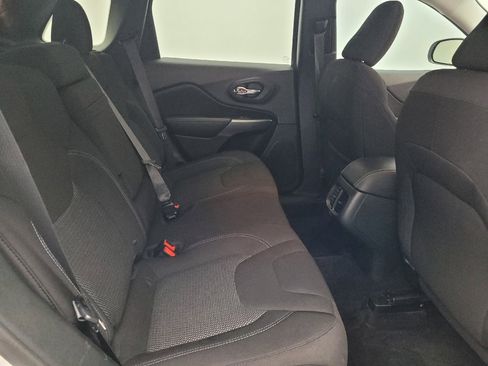 Used 2019 Jeep Cherokee Latitude w/ Popular Appearance Group image 19