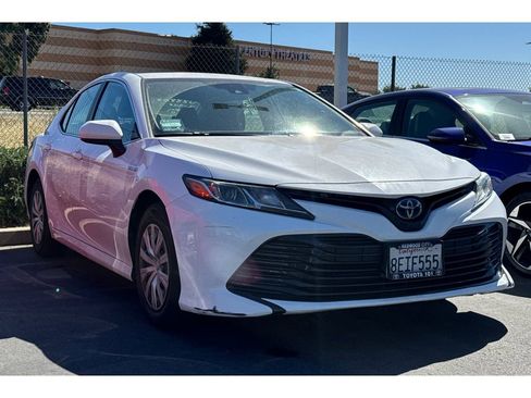 Used 2019 Toyota Camry LE image 2