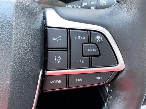 Used 2024 Toyota Highlander Limited FWD image 23