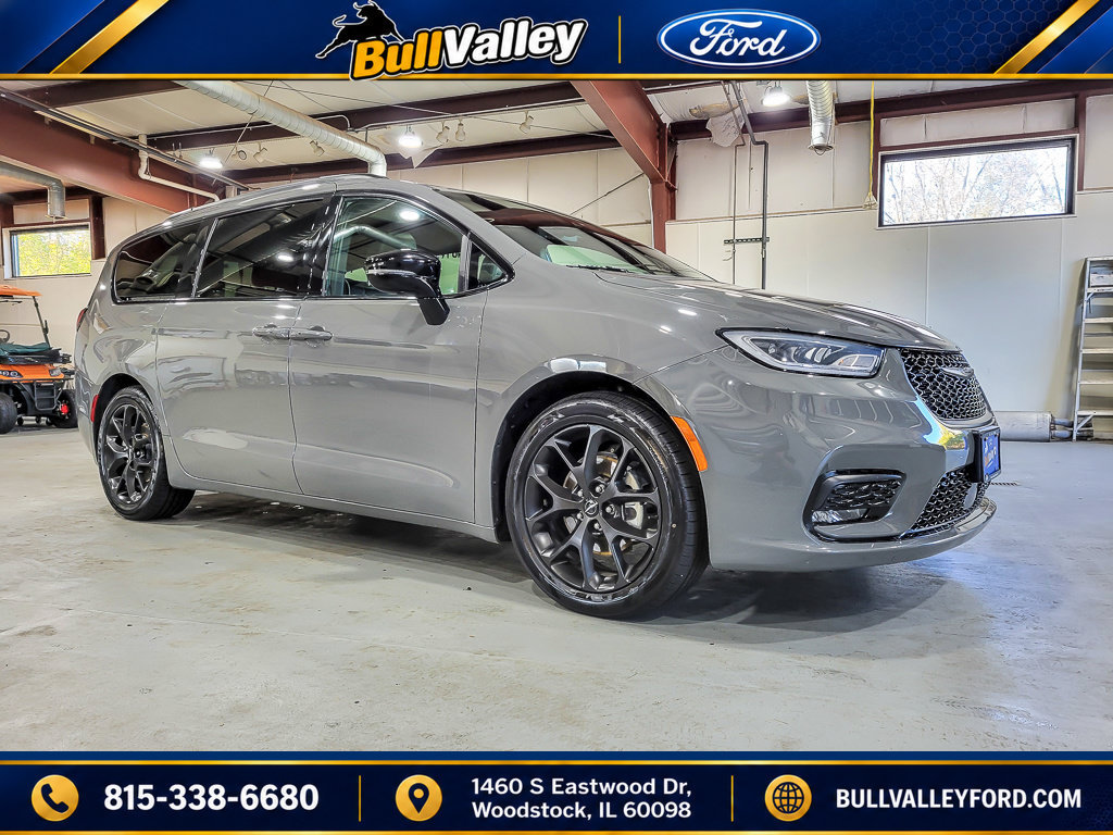 Used 2025 Chrysler Pacifica Limited FWD image 1