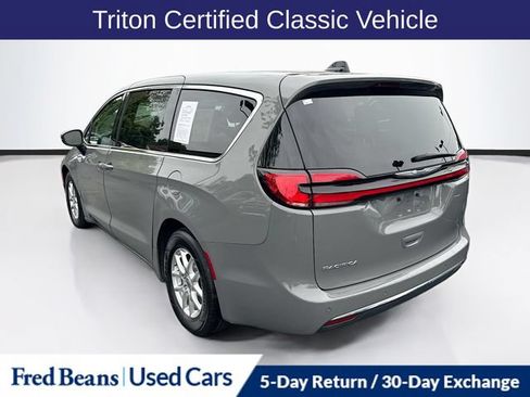 Used 2023 Chrysler Pacifica Touring-L FWD image 6