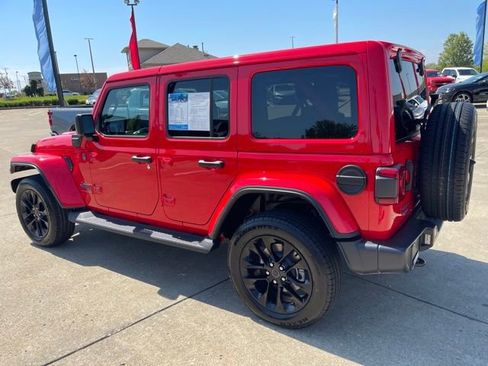 Used 2025 Jeep Wrangler Unlimited Sahara AWD/4WD image 4