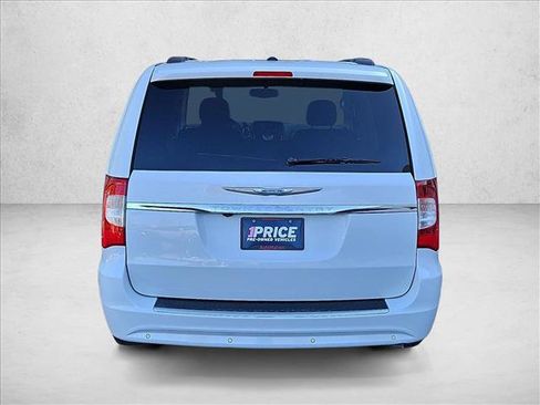 Used 2016 Chrysler Town & Country Touring-L FWD image 7